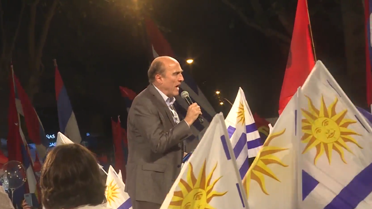 Uruguay: Martinez rallies supporters as presidential election heads for run-off