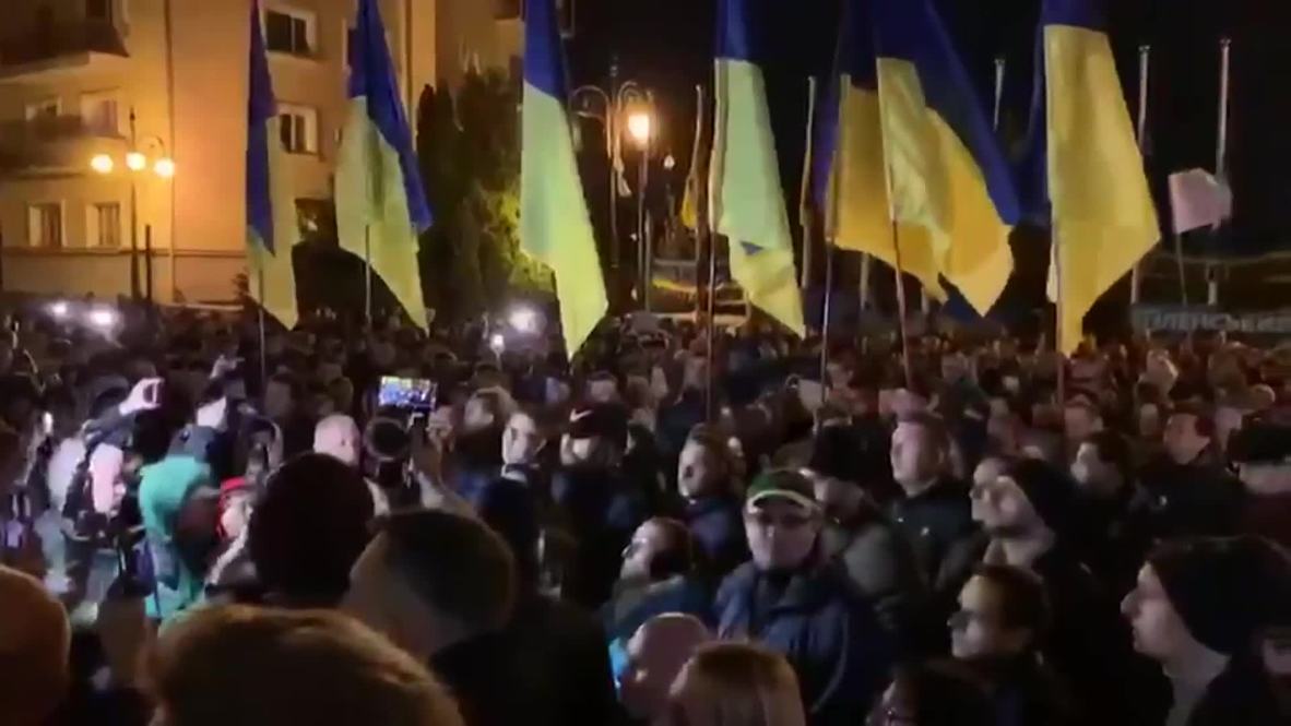 Украина: Активисты в Киеве выступили против разведения сил в Донбассе