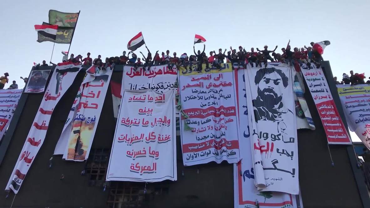 العراق: عودة المتظاهرين إلى ساحة التحرير وسط بغداد رغم فرض حظر التجول