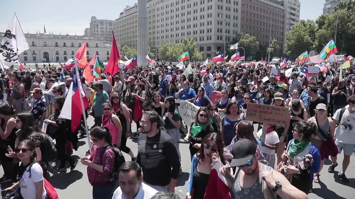 Chile: Thousands march on presidential palace to protest against Pinera