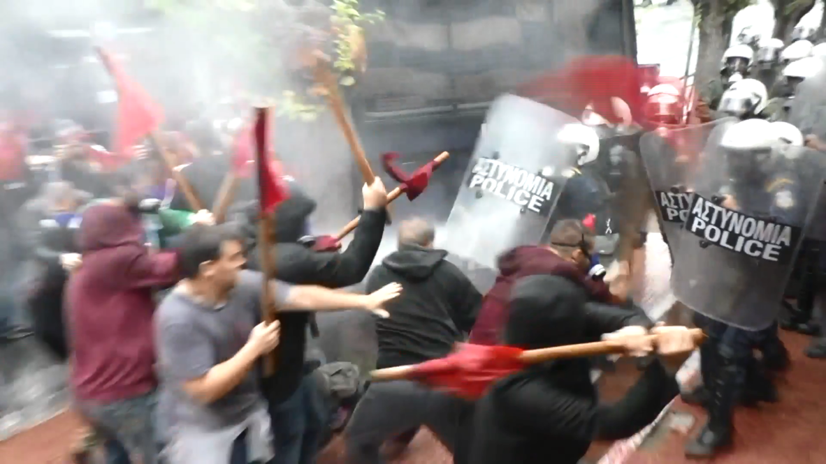 Grecia: Estudiantes se enfrentan a la policía por las reformas educacionales