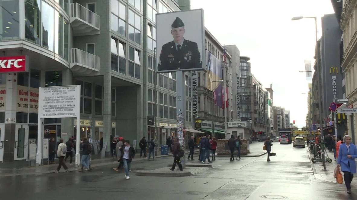 Germany: Berlin forbids actors from working as 'soldiers' at Checkpoint Charlie