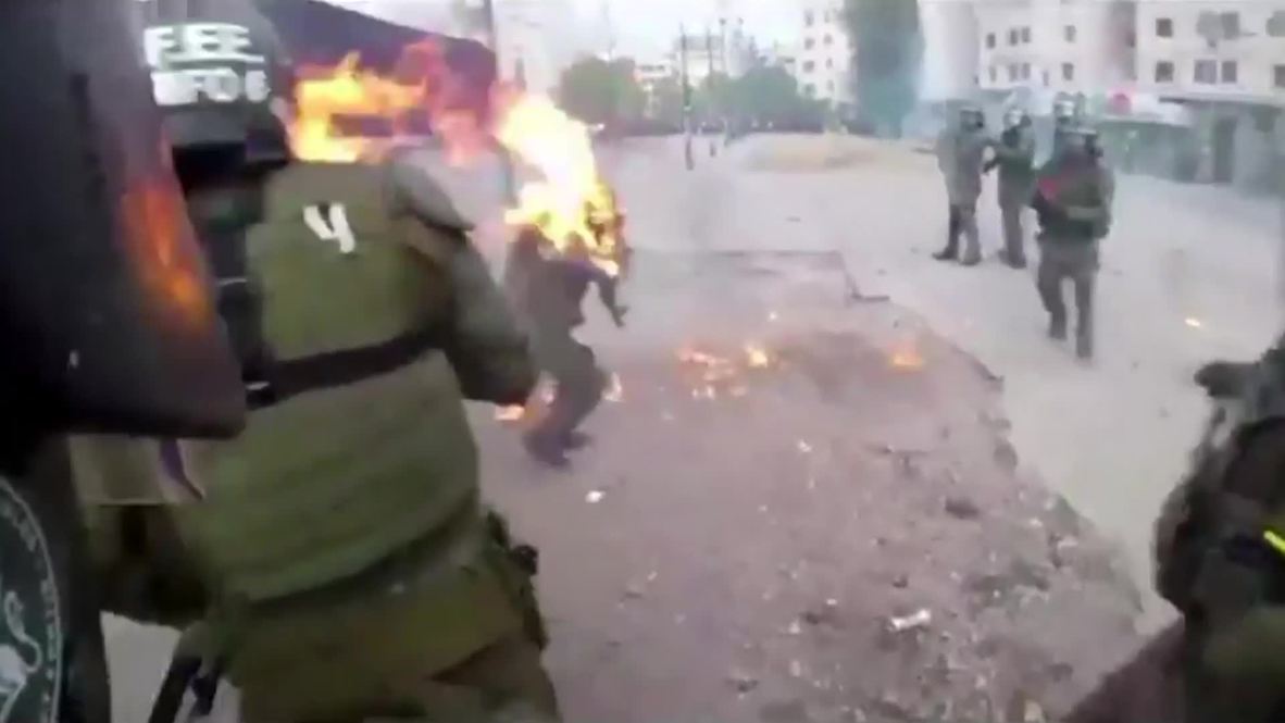 Chile: Two policewomen suffer severe burns from Molotov cocktails