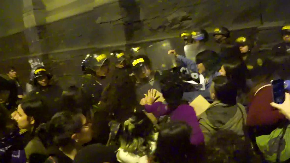 Perú: Mujeres protestan por la presunta violación de una joven por parte de tres agentes de policía