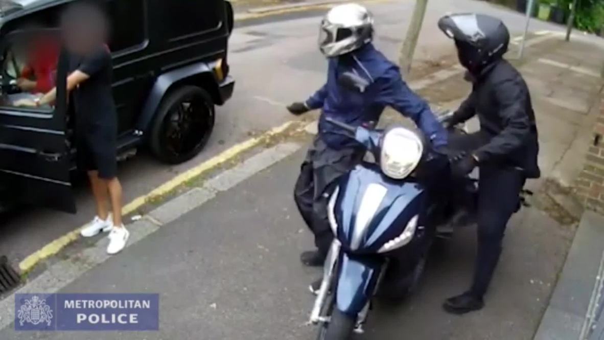 المملكة المتحدة: الشرطة تنشر فيديو تعرض لاعبي "أرسنال" أوزيل وكولاشيناتس لمحاولة سرقة