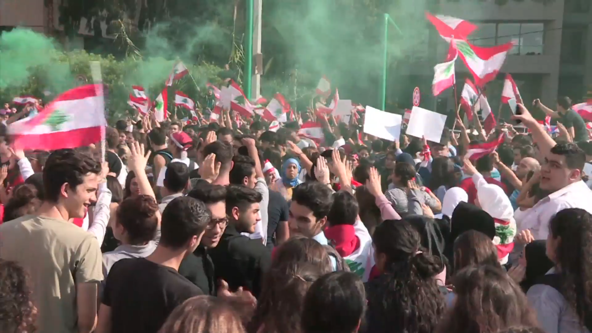 Lebanon: Schoolchildren protest outside ministry of education in Beirut