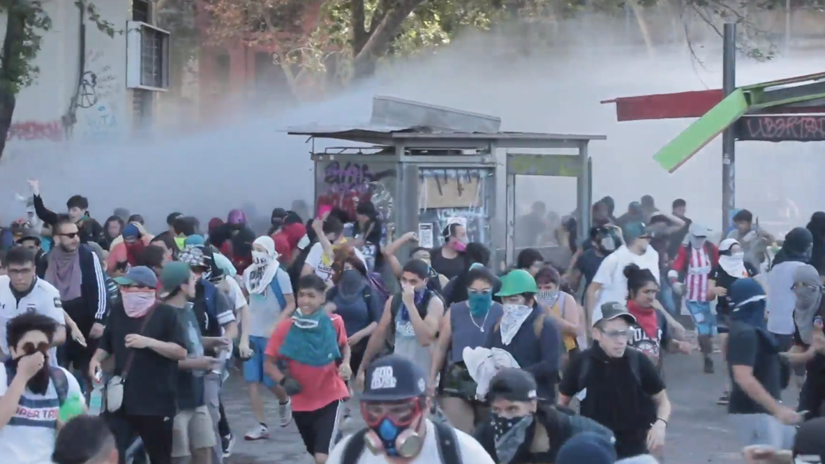 Chile: Policía usa cañones de agua para dispersar a manifestantes contrarios al Gobierno
