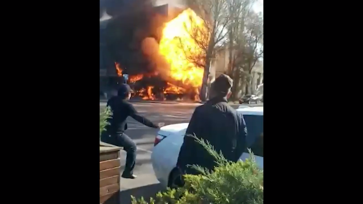 Киргизия: Момент взрыва в кафе в центре Бишкека попал на видео