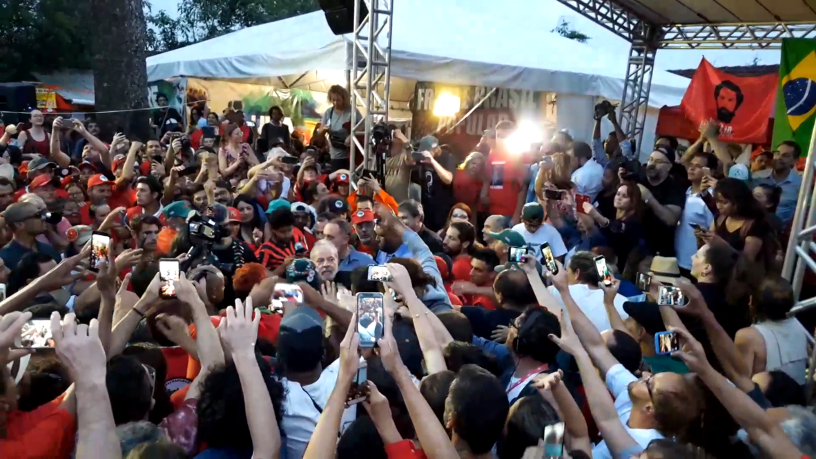 Brazil: Hundreds of supporters greet ex-president Lula on release from jail
