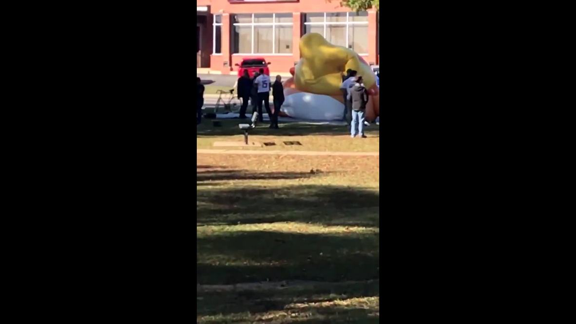 EE.UU.: Un hombre armado con un cuchillo pincha un globo de 'Baby Trump' en Alabama
