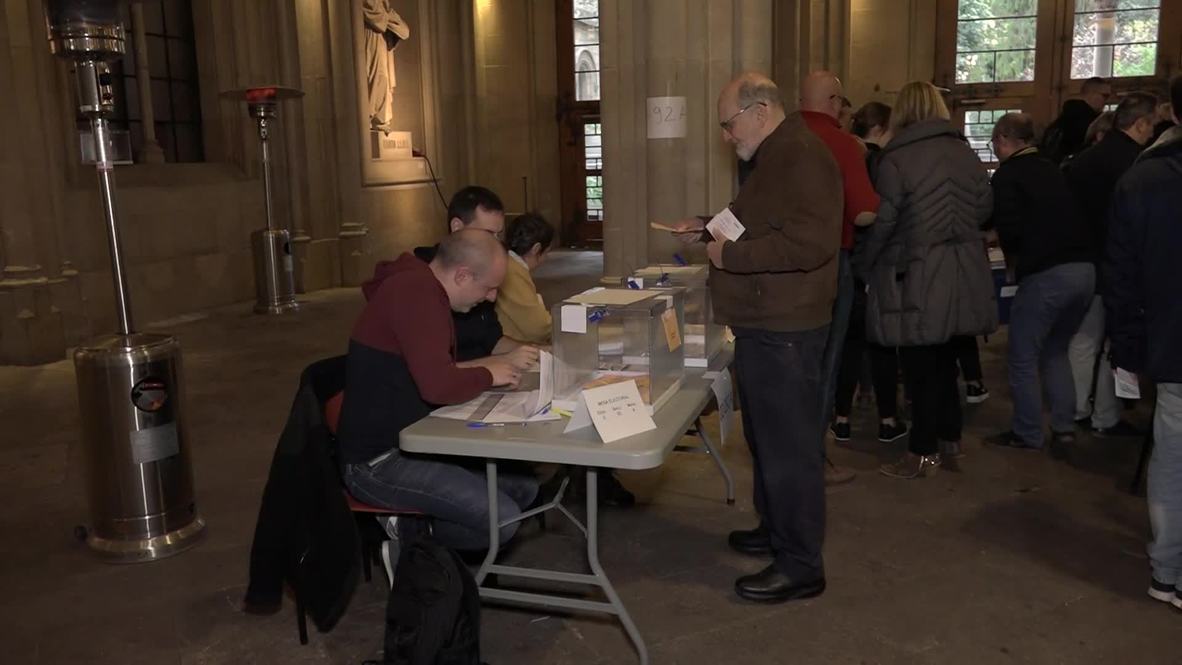 España: Los catalanes acuden a votar después de las violentas protestas de las últimas semanas