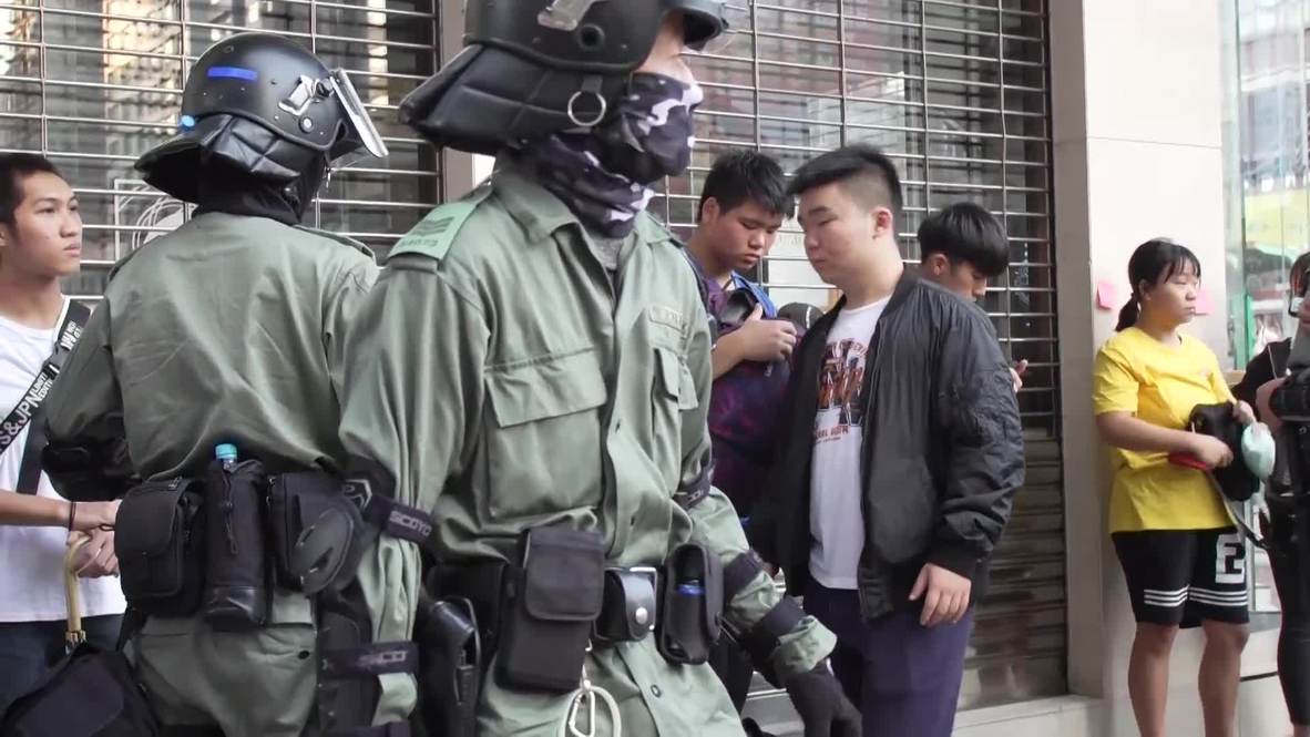 Hong Kong: Angry commuters take on protesters