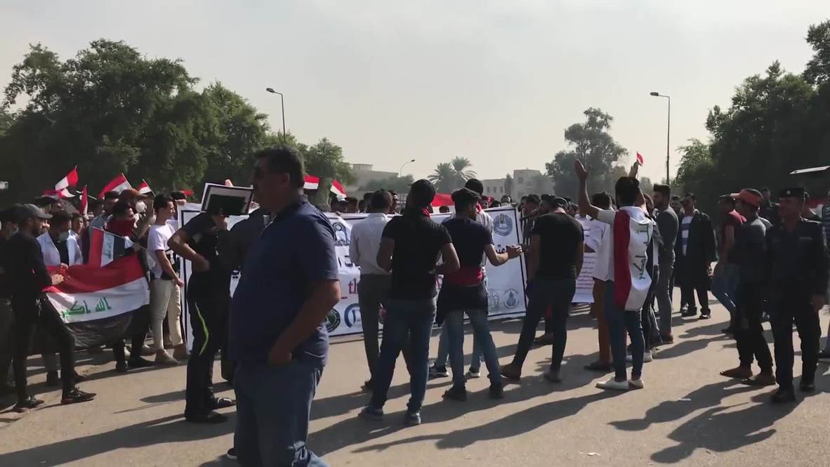 Iraq: Government building burns as protests continue