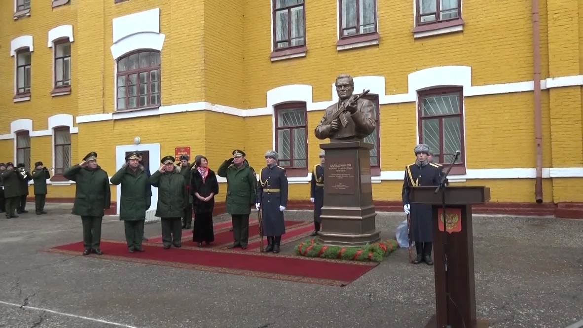 Россия: В Казани открыли памятник оружейнику Михаилу Калашникову