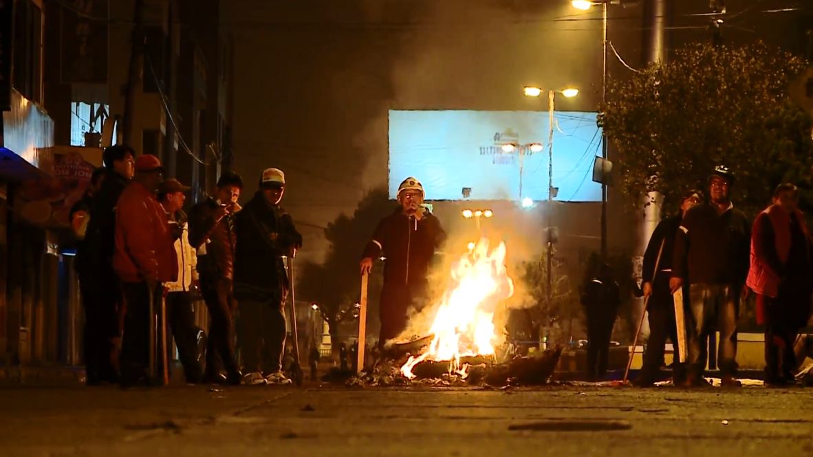 Bolivia: La Paz residents set up barricades to protect neighbourhoods from looting