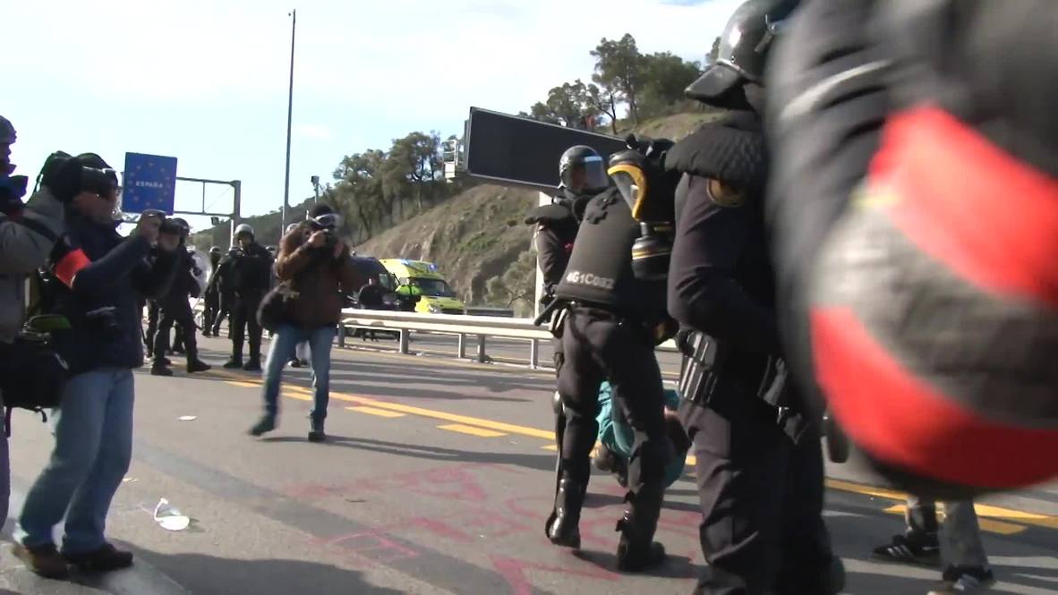 España: Antidisturbios franceses y catalanes desalojan a manifestantes independentistas de paso fronterizo