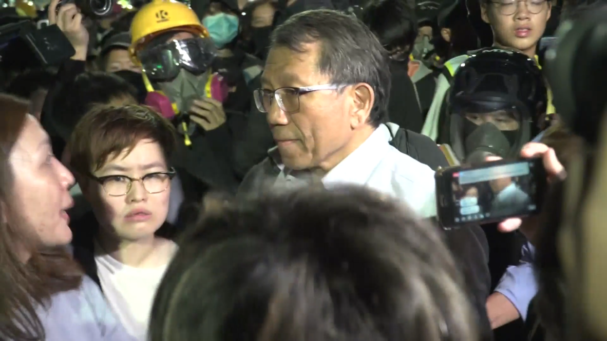 Hong Kong: Clashes as university top official fails to broker police-protesters' truce