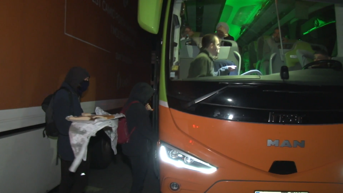 Spain: Catalan protesters distribute food to travellers on blocked France highway