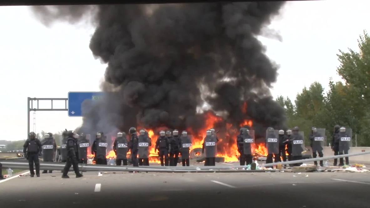 España: Manifestantes queman neumáticos durante las protestas en una autopista entre Cataluña y Francia