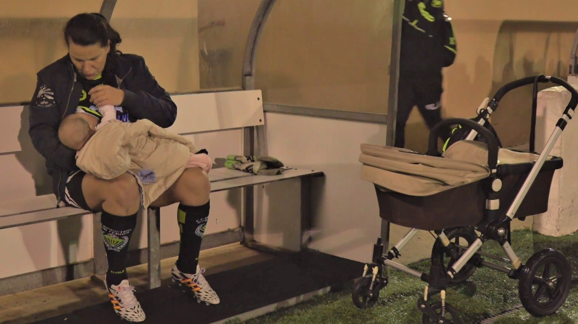 España: Futbolista no deja de amamantar a su bebé en los entrenamientos a pesar de las críticas