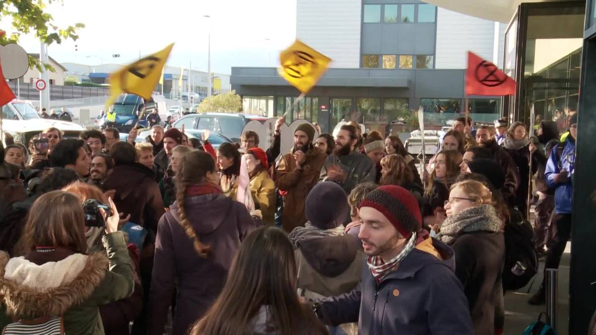 Switzerland: Extinction Rebellion activists stage sit-in at Geneva private jet terminal