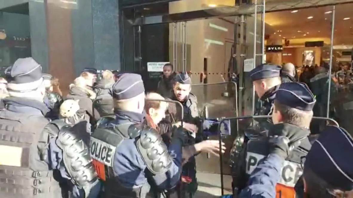 Francia: Un grupo de 'chalecos amarillos' ocupa brevemente las emblemáticas Galerías Lafayette