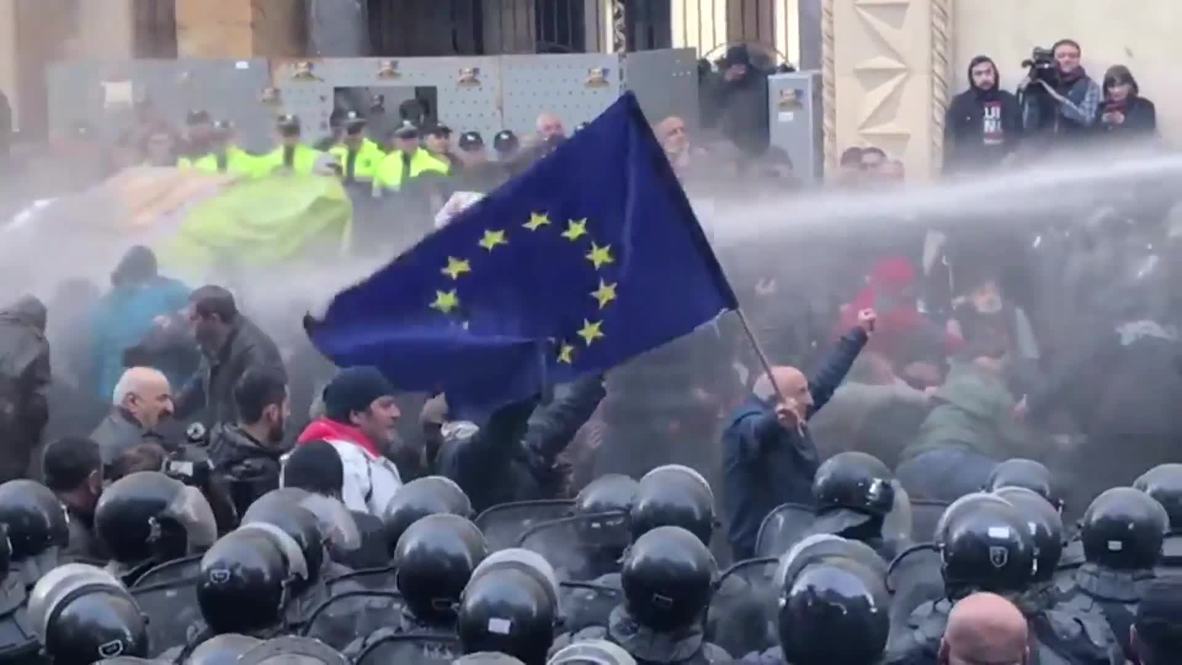 Грузия: Полиция разблокировала все входы в здание парламента в Тбилиси