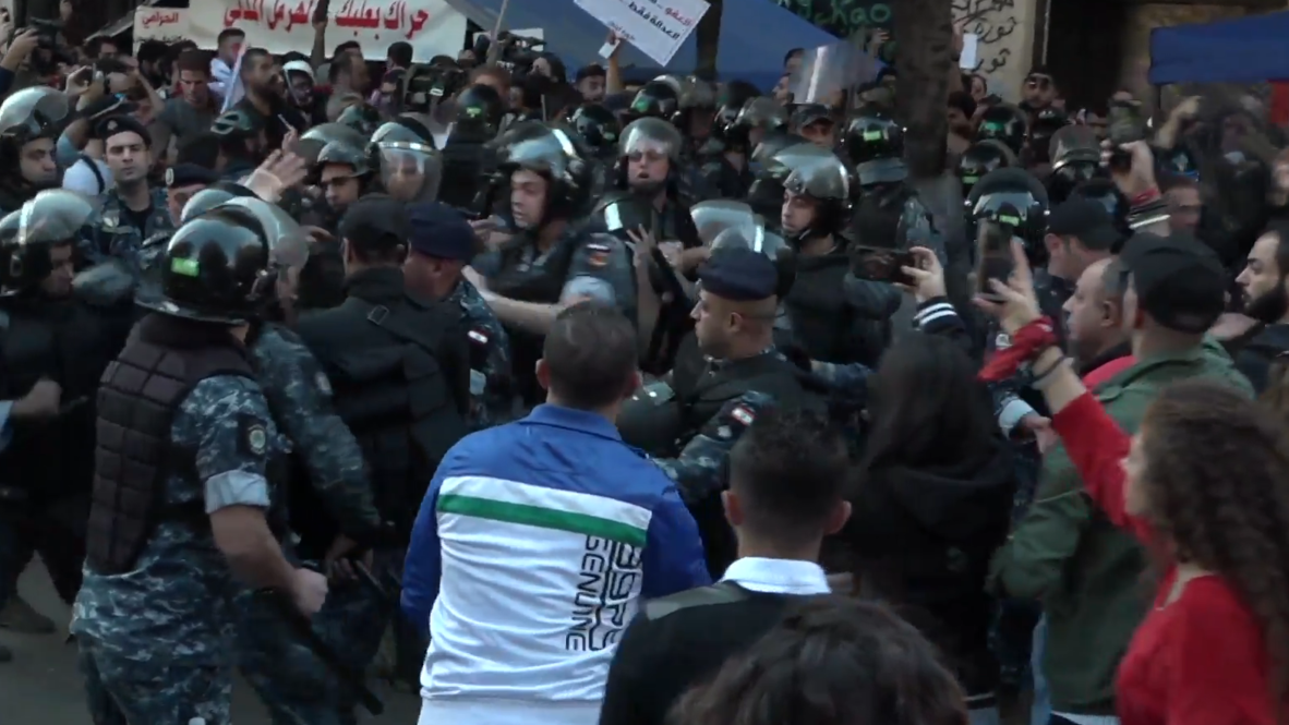 Lebanon: Scuffles break out as protesters block parliament building