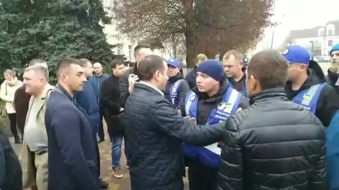 Без хлеба и соли. Ляшко у суда закидали презервативами с вазелином