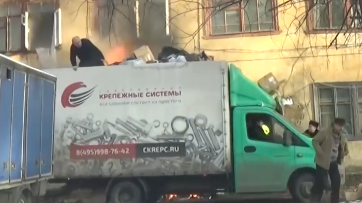Russia: Ingenious police officers rescue people from burning house