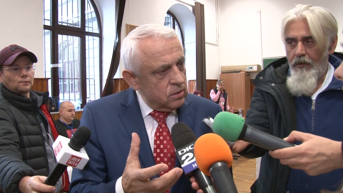 Romania: Voters cast ballots in presidential election run-off
