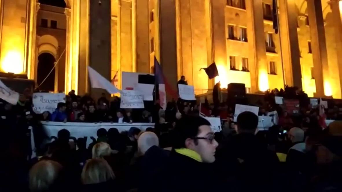 Грузия: Тысячи людей вышли на антиправительственную акцию протеста