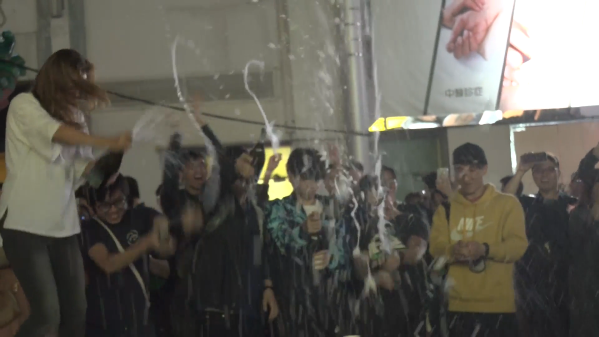 Hong Kong: Manifestantes celebran la victoria electoral con champán