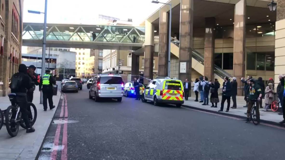 Reino Unido: Civiles evacuados del área tras el ataque en el puente de Londres