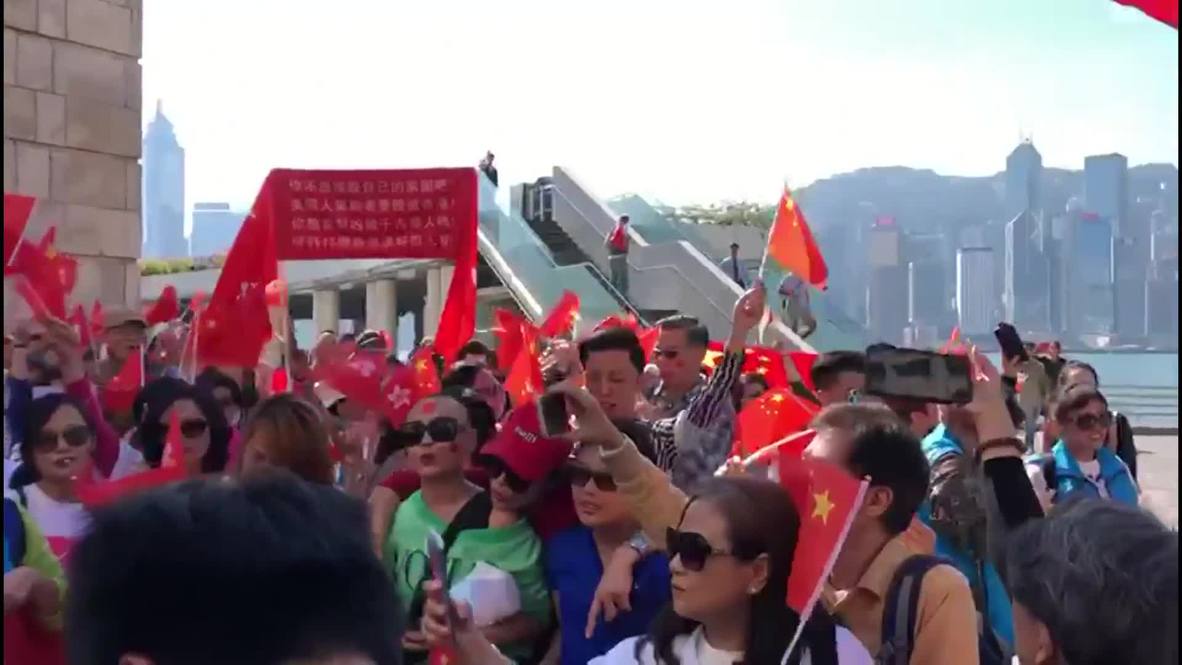 Hong Kong: Simpatizantes del Gobierno chino protestan frente a la Torre del Reloj