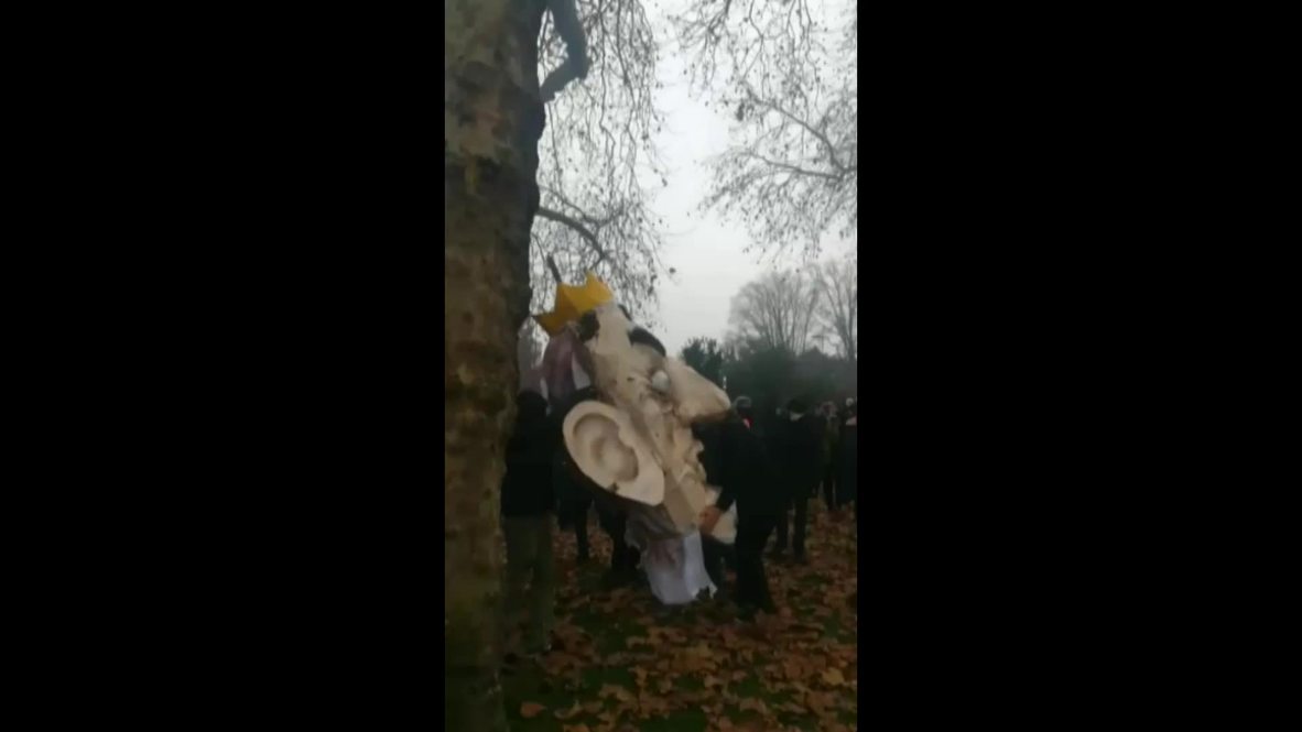Francia: Manifestantes golpean una piñata de Macron en Nantes
