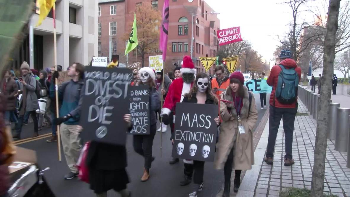 USA: Extinction Rebellion blocks DC traffic outside World Bank