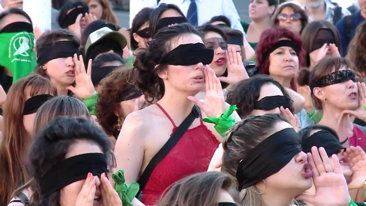 Argentina: Cientos de mujeres interpretan en Buenos Aires el himno feminista "Un violador en tu camino"