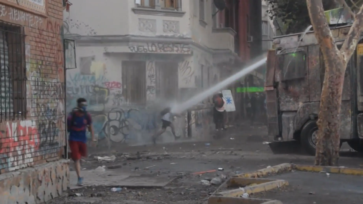 Chile: La policía usa gas lacrimógeno y cañones de agua contra manifestantes en Santiago