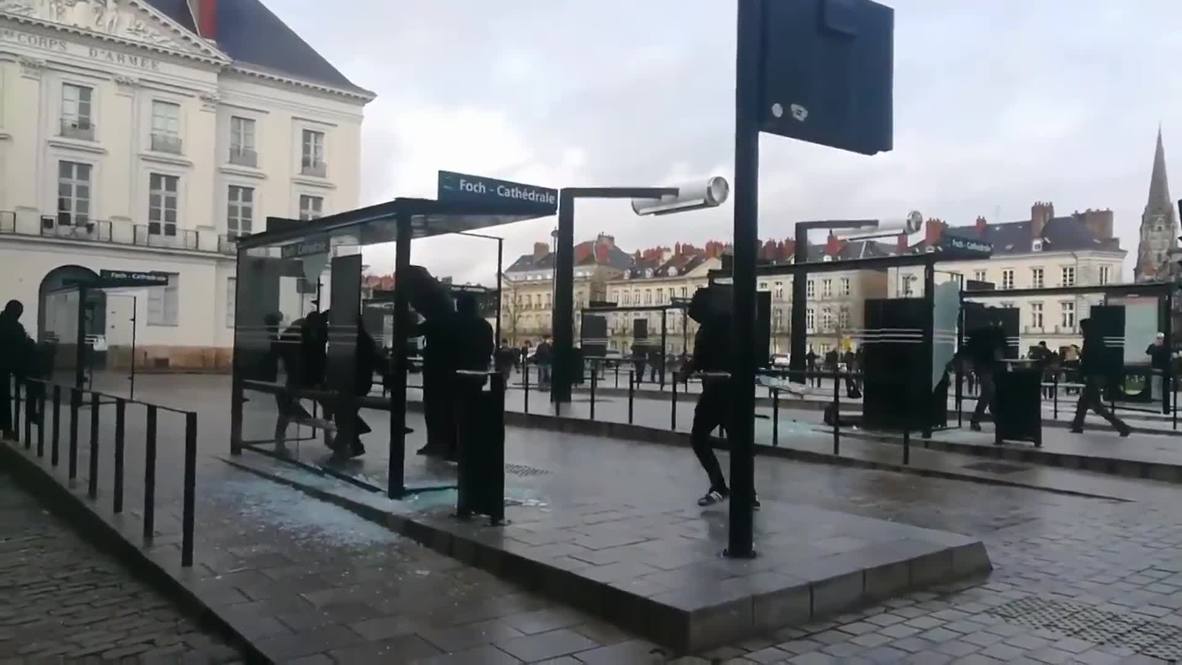 Francia: Manifestantes vandalizan vehículo y una parada de autobús durante protesta violenta Nantes