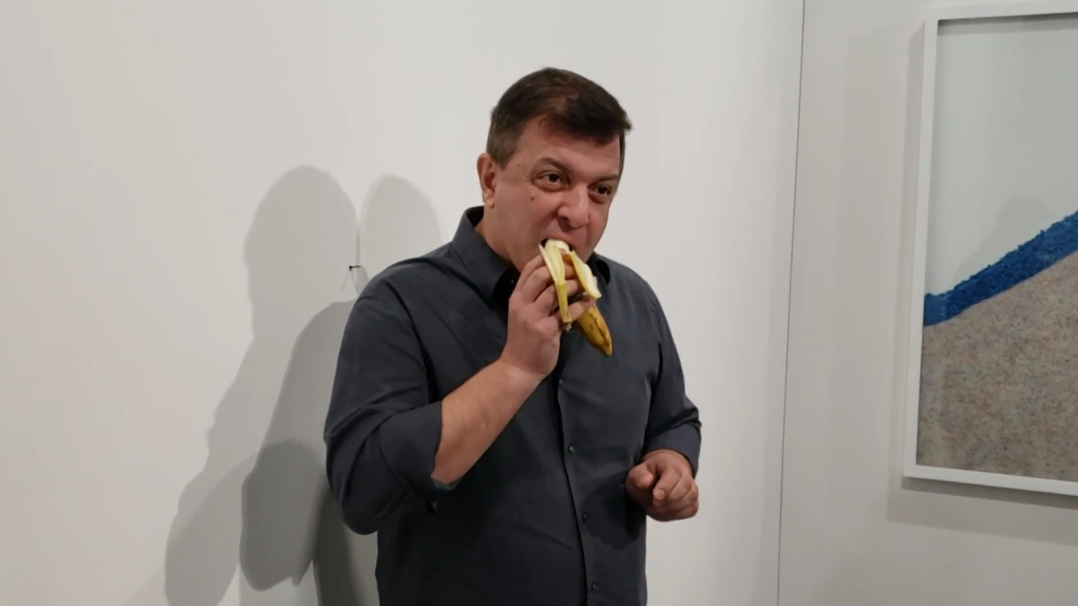 Художник съел банан за 120 тысяч долларов во время перформанса