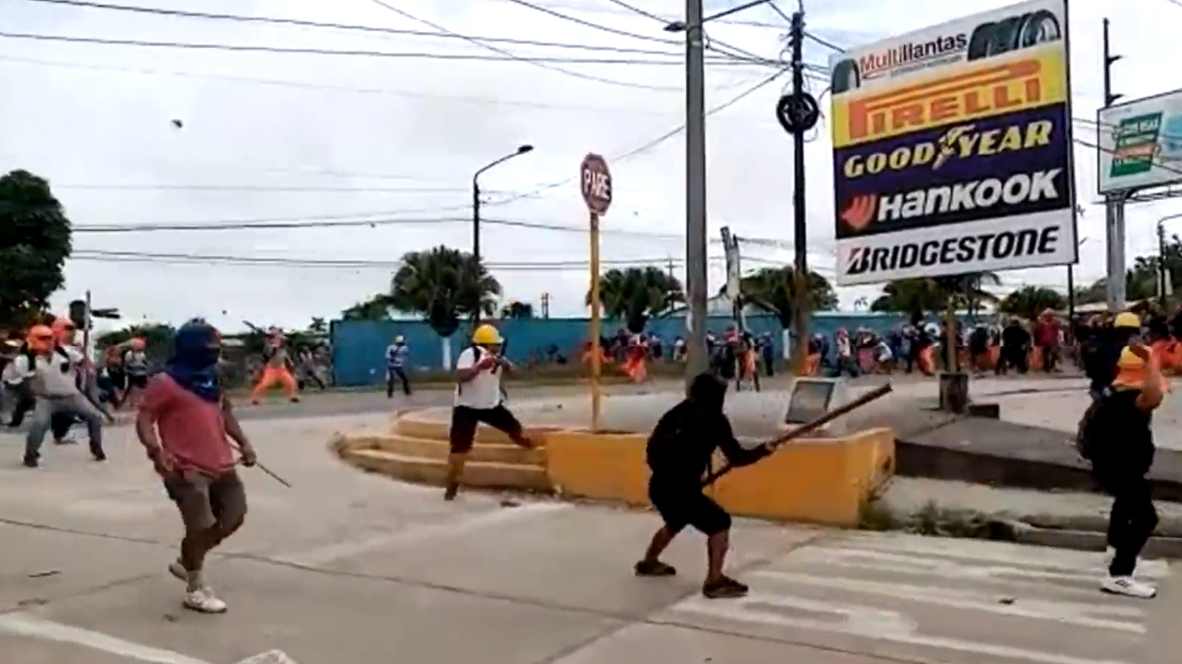 Perú: Cientos de obreros de la construcción civil se enfrentan a la policía en Iquitos