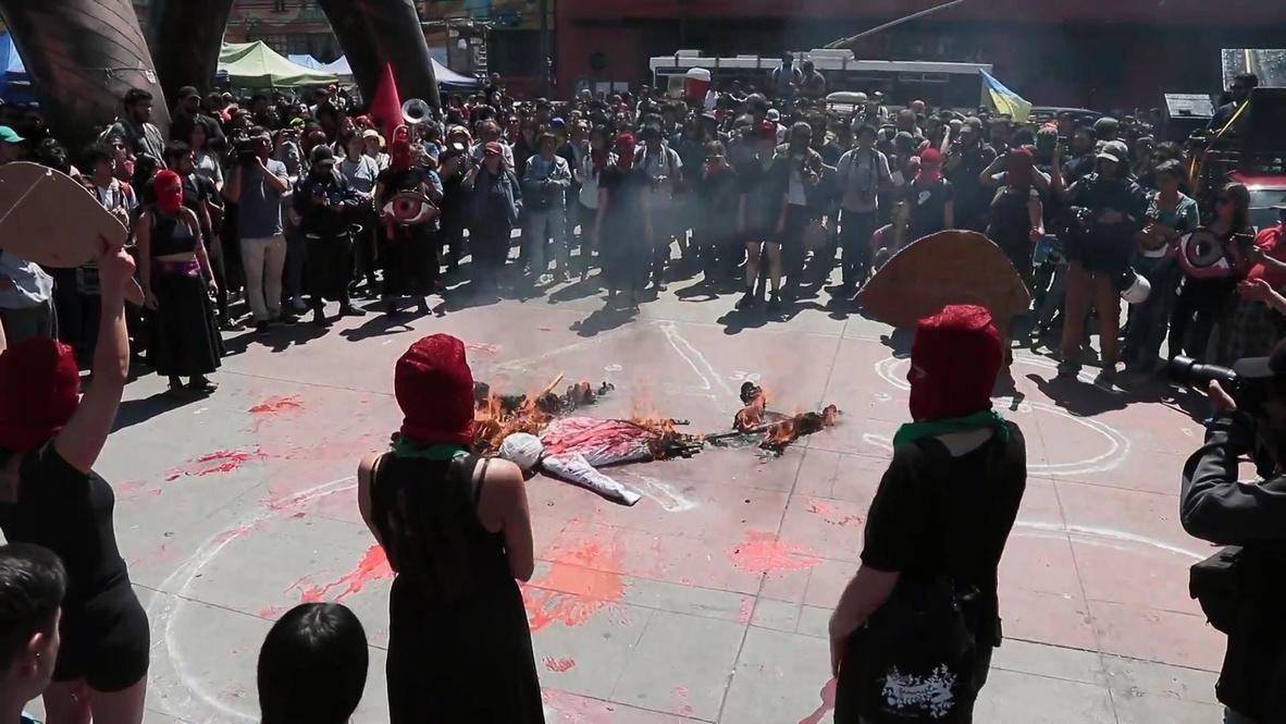 Chile: Flashmob, clashes outside Congress during vote against president