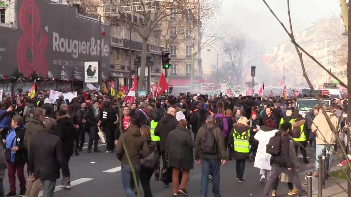 Francia: Manifestantes paralizan París mientras continúa la huelga nacional