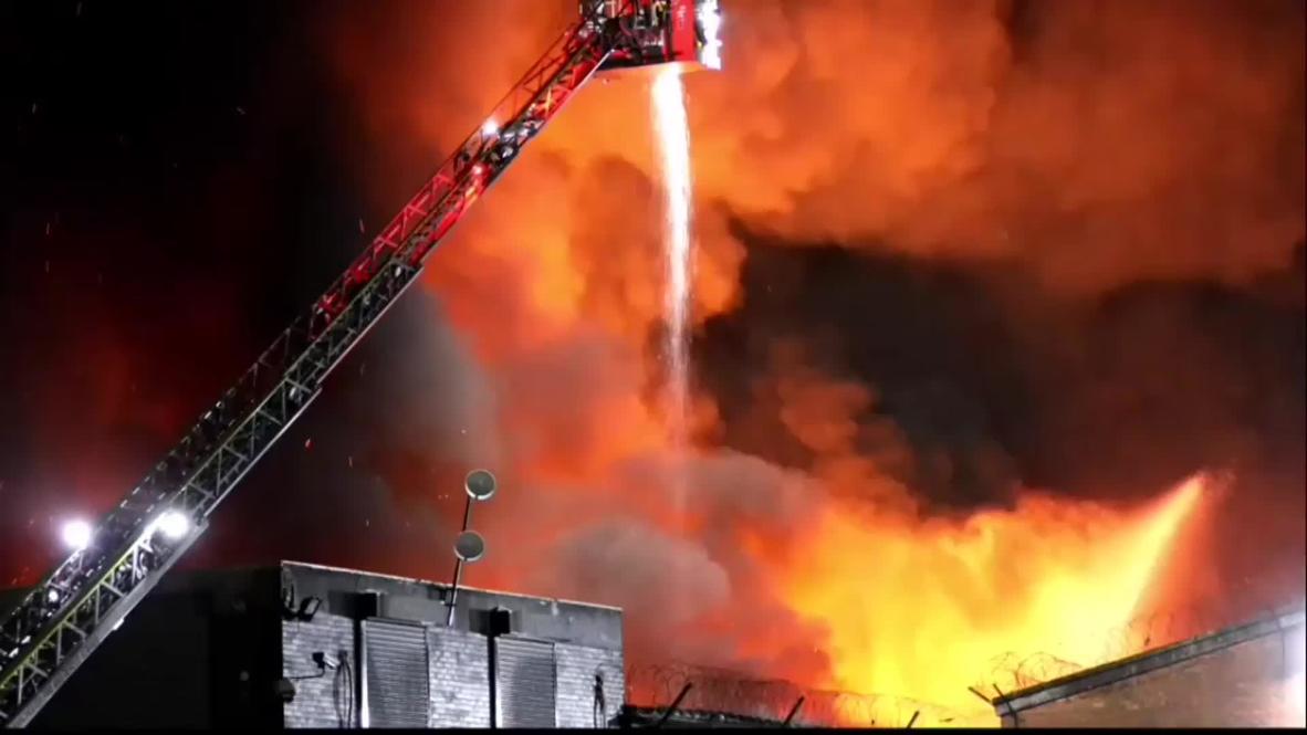 UK: Firefighters tackle HUGE blaze in Manchester