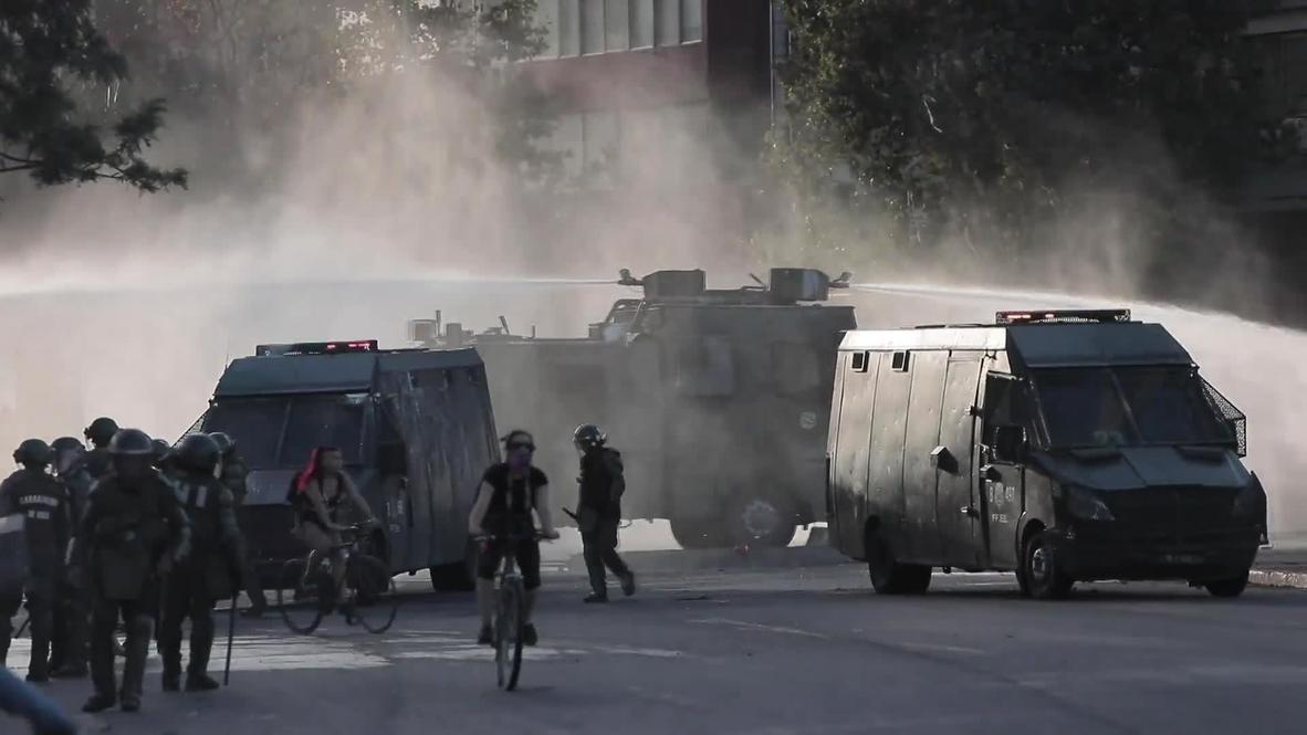 Chile: Gas lacrimógeno y cañones de agua tras 60 días de protestas en Santiago