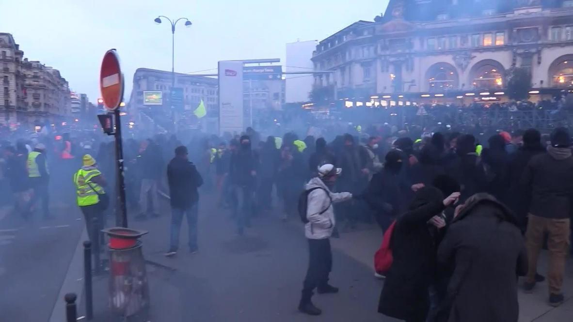 Francia: Policía utiliza gas lacrimógeno en protesta de "chalecos amarillos" en París