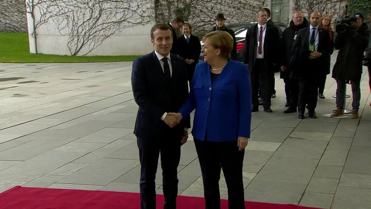 Alemania: Merkel saluda a Macron a su llegada a la conferencia sobre Libia