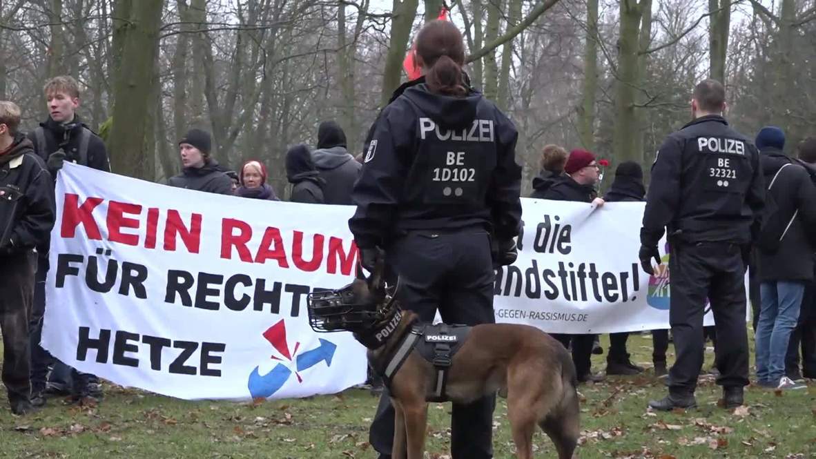 Germany: Protesters denounce AfD supporters at Holocaust memorial event