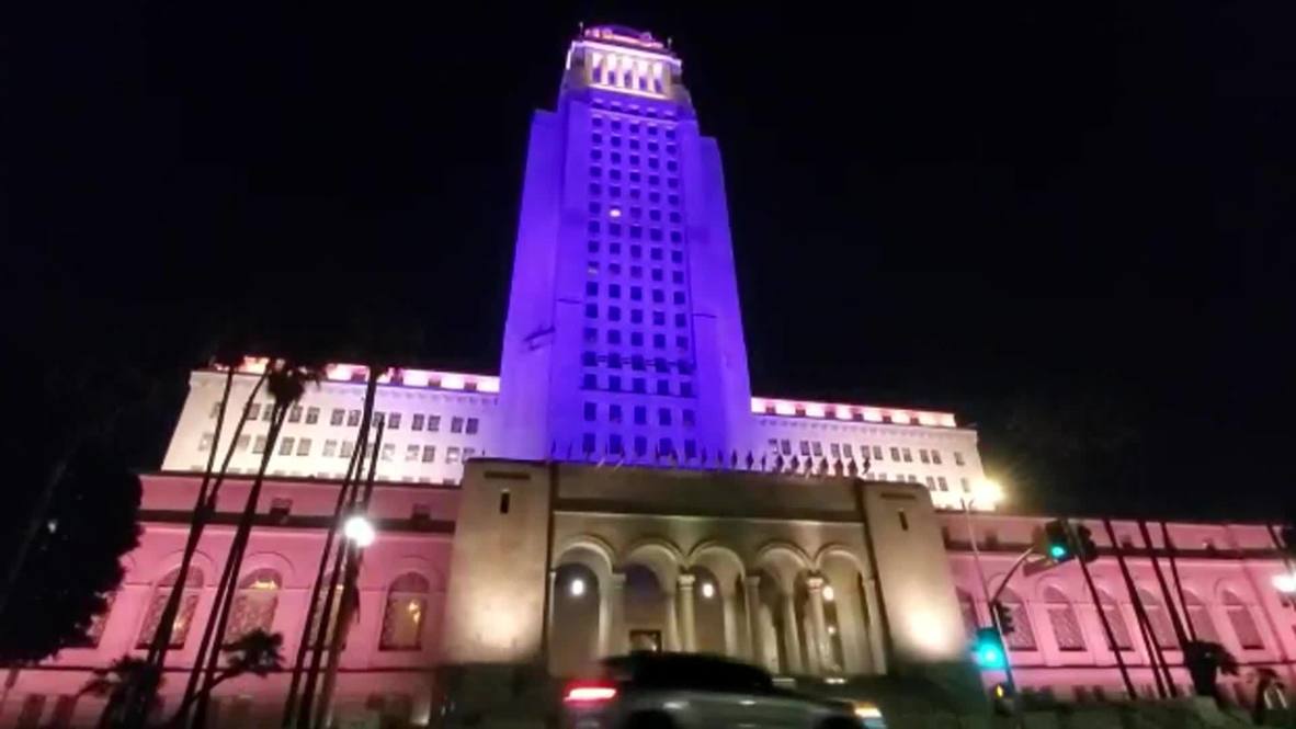 США: Здание мэрии Лос-Анджелеса подсветили фиолетовым и золотым цветами в память о погибшем Коби Брайанте